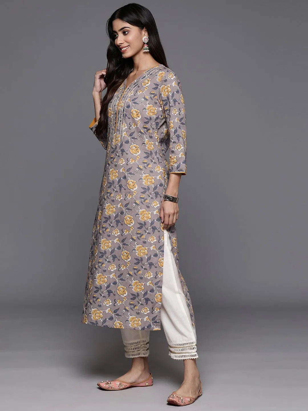 Varanga Women Mauve Floral Printed Kurta With V-Neck Three Quarter Sleeves
