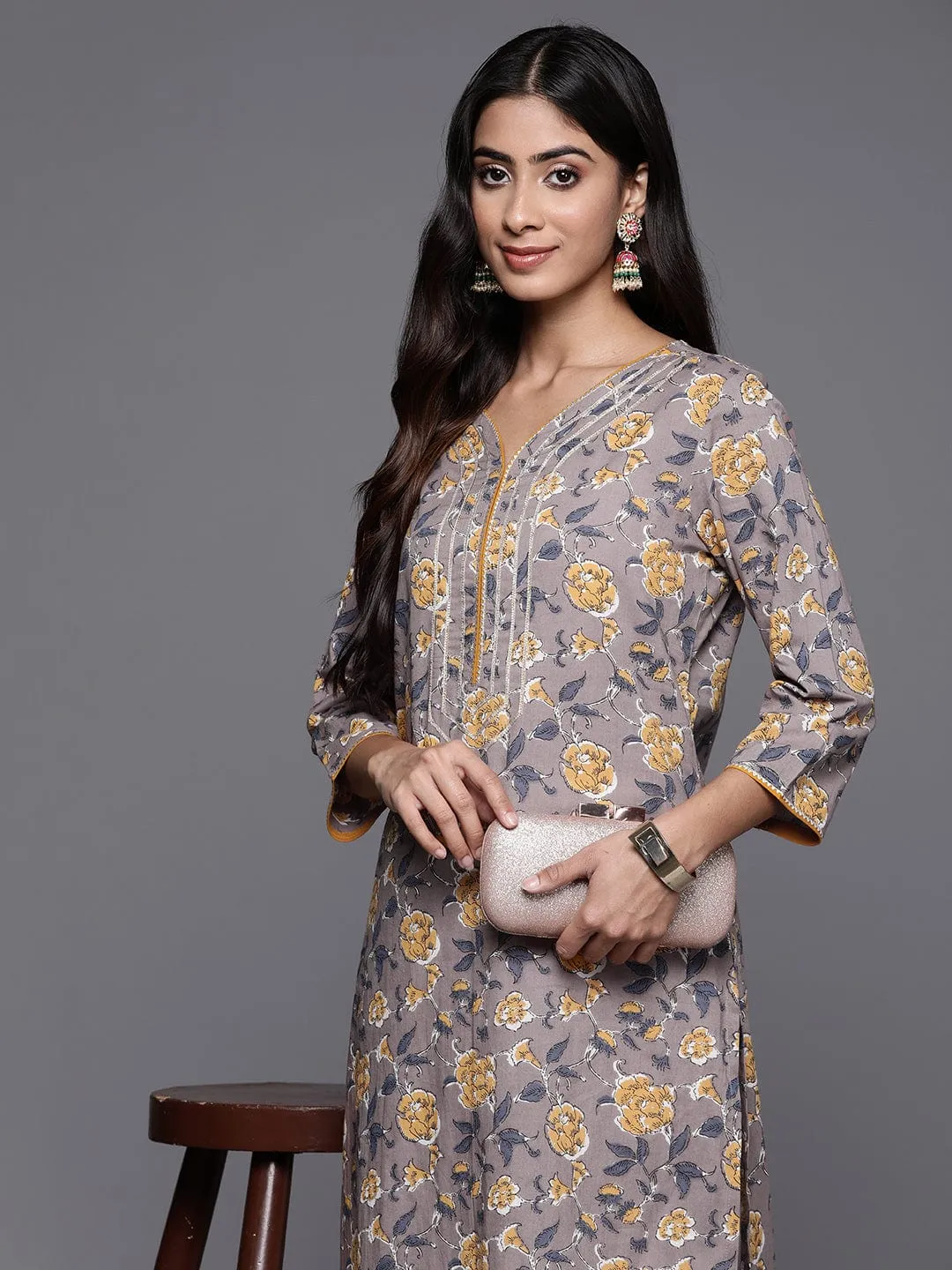 Varanga Women Mauve Floral Printed Kurta With V-Neck Three Quarter Sleeves
